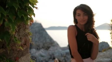 Kıyısında ayakta ve yaz akşamları saç düzleştirme çekici kadın.