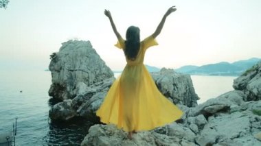 Genç esmer rock deniz tarafından yaz akşamı tutuyoruz vücut hareket ediyor.