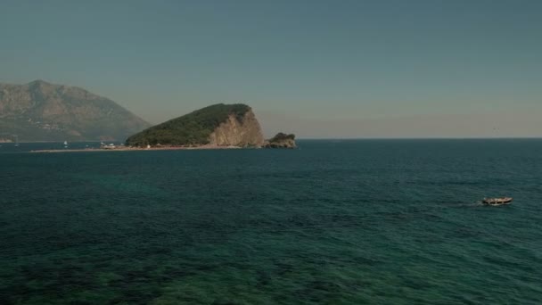 Vista do mar com barco no fundo de penhasco e montanhas no horizonte . — Vídeo de Stock