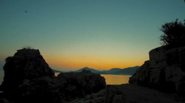 İçinde hafif bir kadın güzel günbatımı siluet iner.