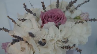 Güzel buket pembe Gül ve beyaz ortancaları odasındadır.