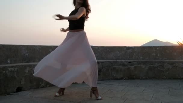 Jeune femme danse par la clôture près du rivage de la mer dans la soirée . — Video