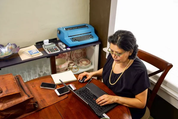 Hispánský žena Telecommutes práce — Stock fotografie