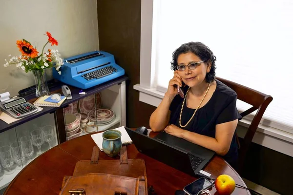 Hispanic Female Telecommutes To Work — Stock Photo, Image
