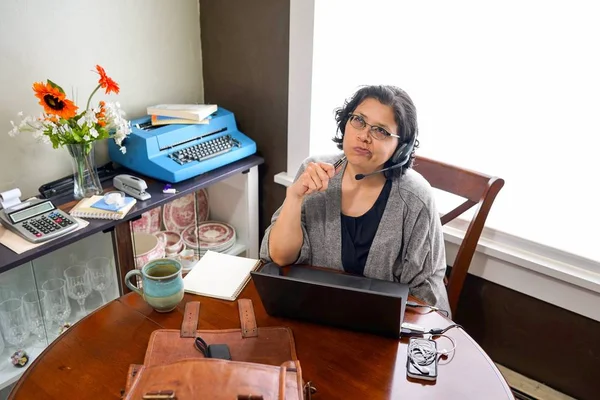 Hispánský žena Telecommutes práce — Stock fotografie