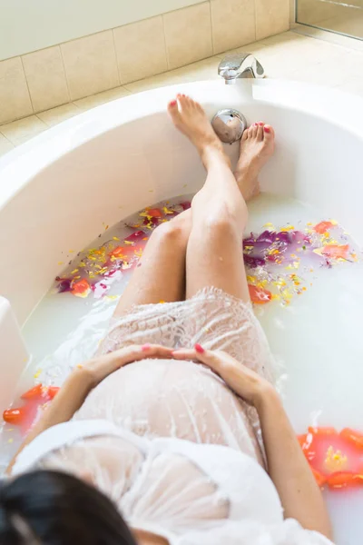 Kärleksfull mor under första graviditeten — Stockfoto