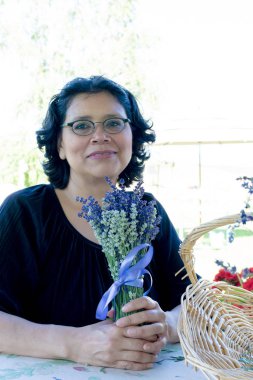 Orta yaşlı kadın lavanta çiçek buketi düzenlenmesi