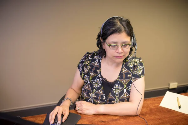 Gen-X Woman Working At Desk — Stock Photo, Image