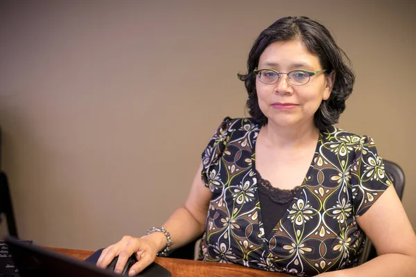 Gen-X Woman Working At Desk — Stock Photo, Image