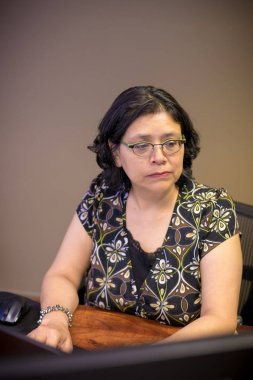 Dizüstü bilgisayar kullanan kadın