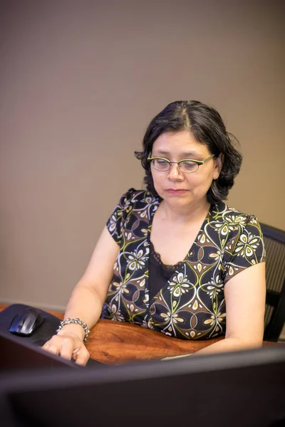 Gen-X kvinna som arbetar på skrivbord — Stockfoto