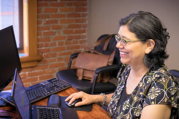 Hispanic Woman At Work — Stock Photo, Image