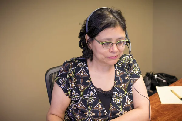 Hispanic Woman At Work — Stock Photo, Image