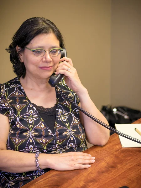 Hispanic Woman At Work — Stock Photo, Image