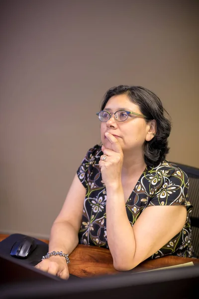 Mujer hispana en el trabajo —  Fotos de Stock