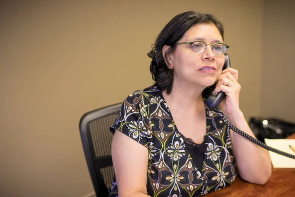 Hispanic Woman At Work — Stock Photo, Image
