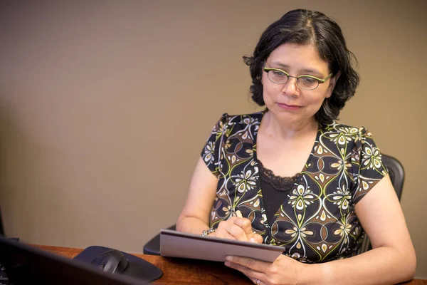 Spaanse vrouw aan het werk — Stockfoto