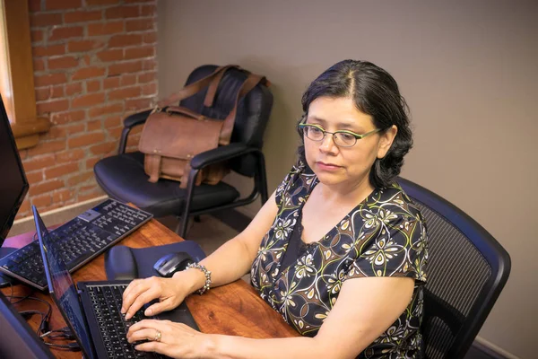 Career-Minded Female Professional — Stock Photo, Image