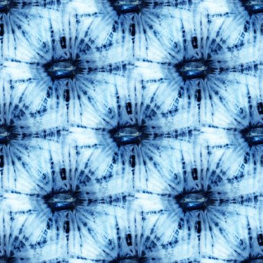 Beyaz ipeğin üzerindeki çivit rengi kusursuz kravat boyası deseni. El boyası kumaşlar - nodüler batik. Shibori boyaması.. 