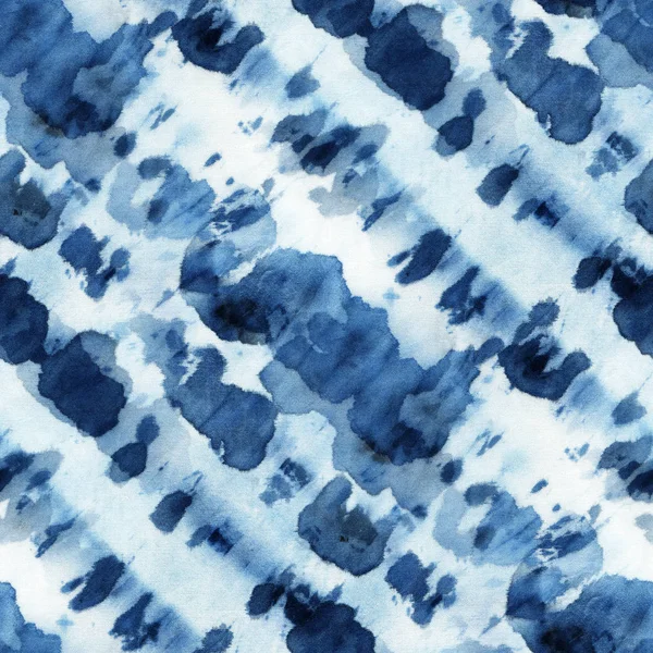 Beyaz ipeğin üzerindeki çivit rengi kusursuz kravat boyası deseni. El boyası kumaşlar - nodüler batik. Shibori boyaması.. 