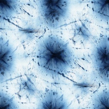 Beyaz ipeğin üzerindeki çivit rengi kusursuz kravat boyası deseni. El boyası kumaşlar - nodüler batik. Shibori boyaması.. 