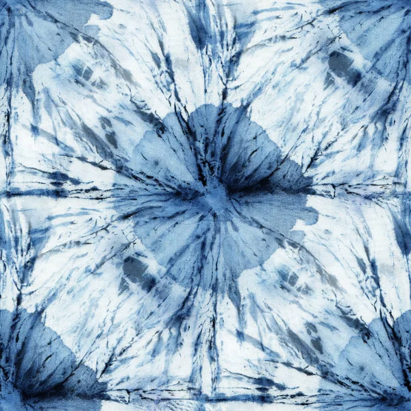 白絹に藍色のシームレスな絞り染めパターン 手描きの生地 ノーマルバティック 絞り染め — ストック写真