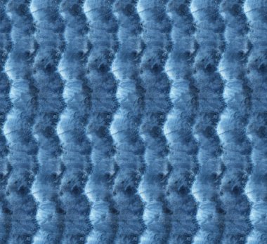 Beyaz ipeğin üzerindeki çivit rengi kusursuz kravat boyası deseni. El boyası kumaşlar - nodüler batik. Shibori boyaması.. 