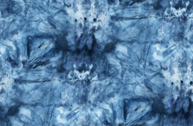 Beyaz ipeğin üzerindeki çivit rengi kusursuz kravat boyası deseni. El boyası kumaşlar - nodüler batik. Shibori boyaması.. 