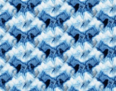 Beyaz ipeğin üzerindeki çivit rengi kusursuz kravat boyası deseni. El boyası kumaşlar - nodüler batik. Shibori boyaması.. 