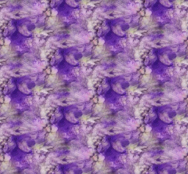 白絹に紫色のシームレスな絞り染めのパターン 手描きの生地 ノーマルバティック 絞り染め — ストック写真