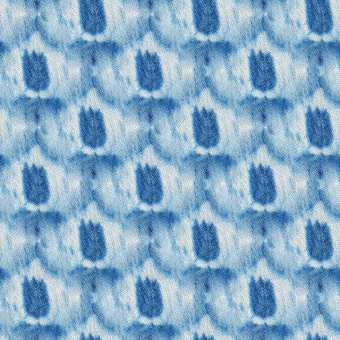 Beyaz ipeğin üzerindeki çivit rengi kusursuz kravat boyası deseni. El boyası kumaşlar - nodüler batik. Shibori boyaması.. 