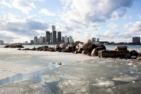 Ghiaccio e neve sul lungofiume internazionale Windsor-Detroit — Foto Stock