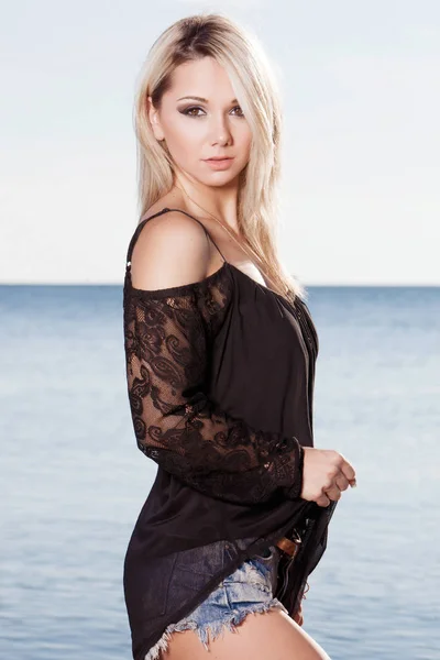 Pretty Blonde модель позирует на пляже — стоковое фото