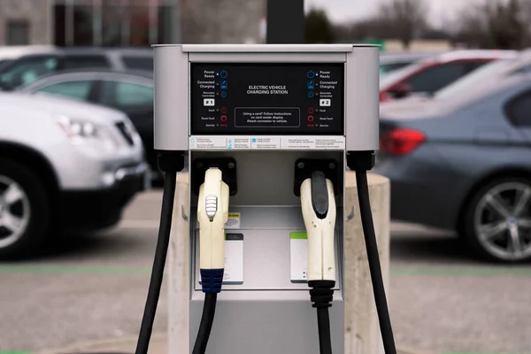 Borne de recharge pour véhicules électriques avec vue sur le parking Photo De Stock