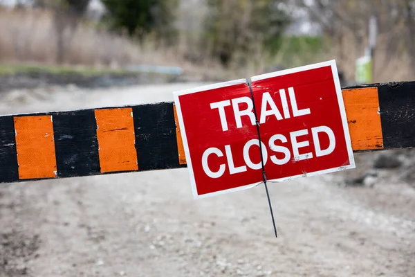 Дорога закрыта предупреждающий знак держаться подальше от парка Стоковое Фото