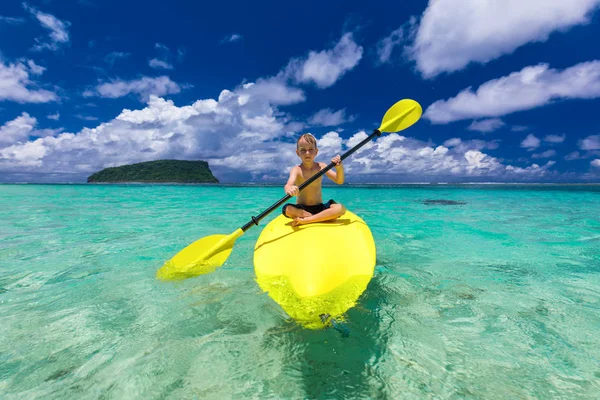 Menino de caiaque no mar tropical — Fotografia de Stock