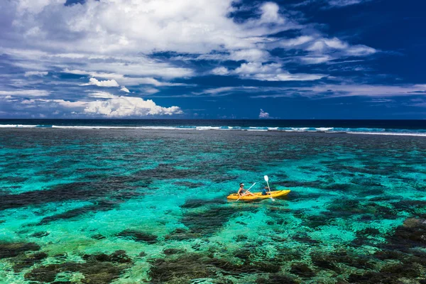 People kayaking at tropical sea — Stock Photo, Image