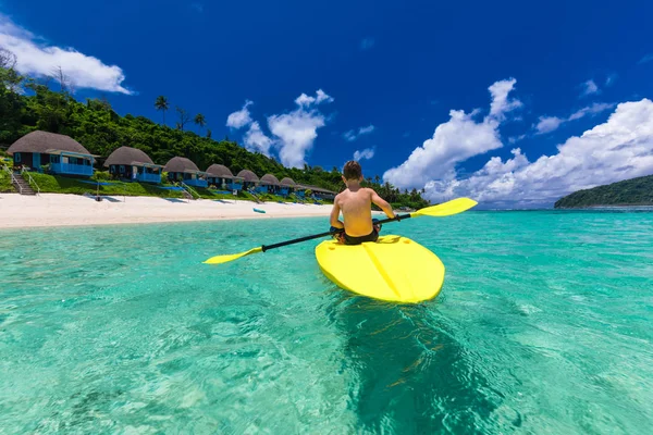Pojke kajakpaddling på tropiska havet — Stockfoto