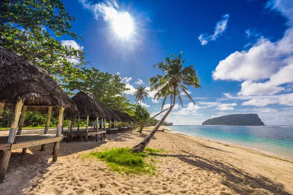 Praia tropical na ilha de Samoa — Fotografia de Stock