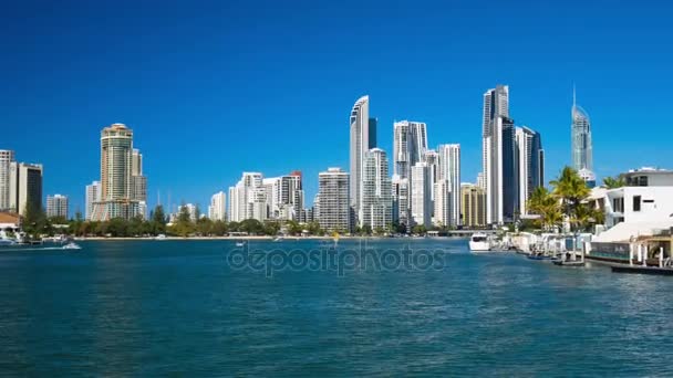 Skyline och stranden i Surfers Paradise — Stockvideo