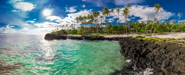 Spiaggia vulcanica tropicale sull'isola di Samoa — Foto Stock