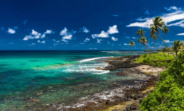 Тропічний вулканічних пляж на острові Самоа — стокове фото