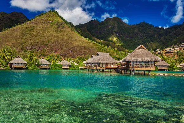 Resort tropical com bungalows sobre a água na ilha de Moorea — Fotografia de Stock