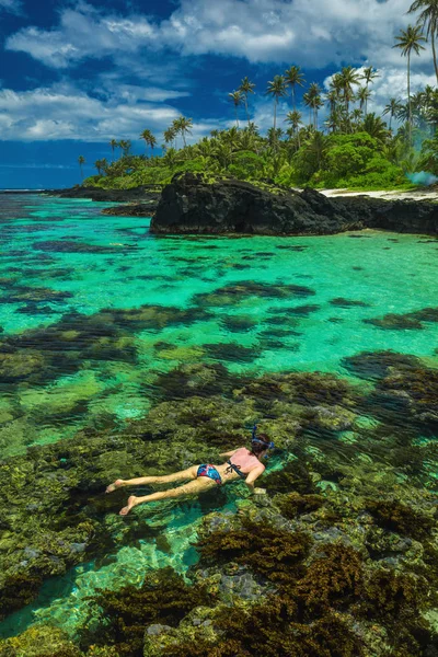 Ung kvinne snorkler – stockfoto