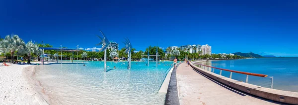 . A Esplanada em Cairns com lagoa de natação — Fotografia de Stock