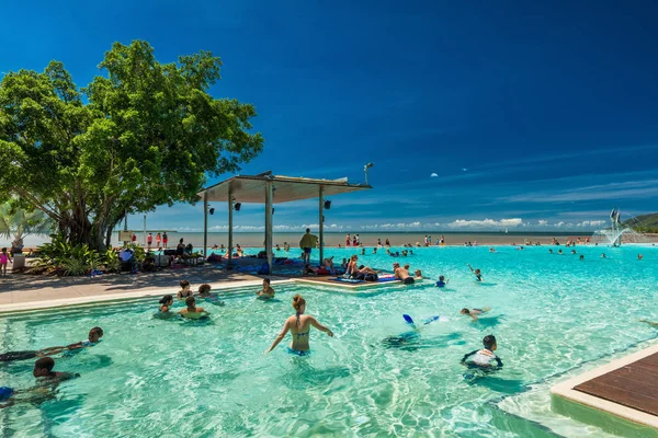 Lagoa de natação tropical o — Fotografia de Stock