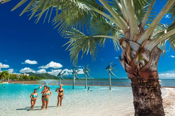 Lagoa de natação tropical o — Fotografia de Stock