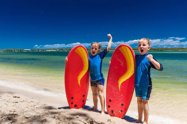 Young surfer brothers have fun — Stock Photo, Image