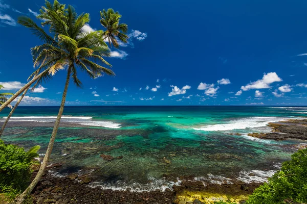 Тропический вулканический пляж на Самоа — стоковое фото