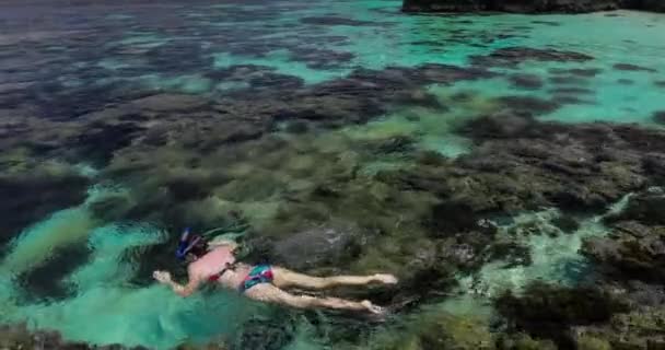 Woman snorkeling over coral reef — Stock Video